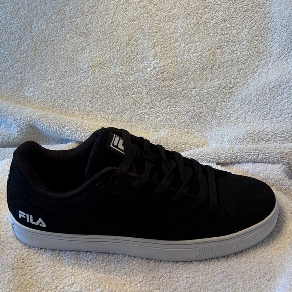 NWOT-Fila Classic Black and White Sneakers - Picture 6 of 11